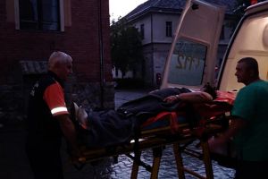 FOTO. Pacienţi plouaţi! Cum sunt transportaţi bolnavii între spitale