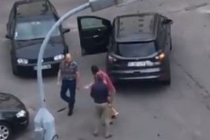 SCANDAL MONSTRU într-o parcare! Ce a făcut un bărbat înarmat cu UN CIOCAN. VIDEO ȘOCANT în România 