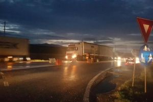 FOTO/ VIDEO/ INFOTRAFIC: Autotren avariat pe DN1, la giratoriul de la ”Trei Poduri”. Se circulă cu dificultate pe banda Alba Iulia – Sebeş