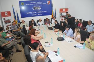 Crucea Roşie oferă o şansă la educaţie pentru copiii şi părinţii din trei comunităţi băcăuane sărace