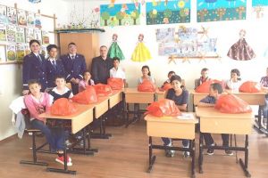 Oamenii legii, alături de cei mici