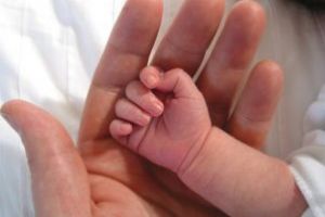 UNICEF: Tatii a aproape doua treimi dintre nou-nascuti nu beneficiaza de concediu paternal platit