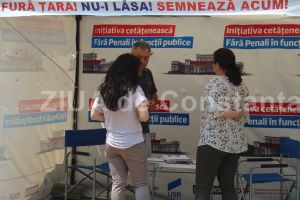 Campania de strangere de semnaturi a initiativei cetatenesti Fara penali in functii publice“ continua in Piata Ovidiu din Constanta 