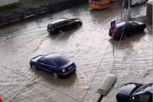 Mai multe gospodării, beciuri şi străzi inundate, în Codlea şi Zărneşti (Foto)