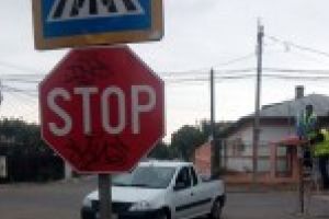 Doi barbati au incercat sa fure un indicator rutier / Politistii i-au prins in flagrant