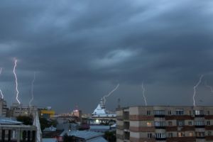 Ploile abundente au lăsat şase localităţi fără curent electric