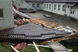 Pericol la o şcoală din Prahova. Acoperişul clădirii a fost smuls de vijelie: ”Nu am mai văzut aşa ceva” VIDEO