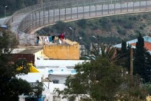 Guvernul spaniol doreşte să ELIMINE sârma ghimpată de la gardurile de frontieră pentru a nu se mai RĂNI migranţii