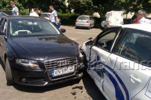 FOTO-ULTIMĂ ORĂ: Accident în faţă la BCR, cu maşina de şcoală