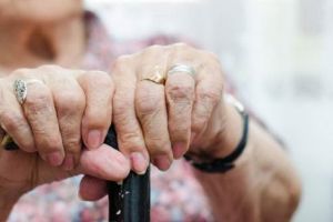 Violator în arest: Un bărbat a intrat în casă peste o bătrână de 88 ani, care a scăpat lovindu-l cu o coasă!