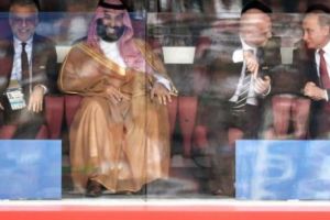 IMAGINILE ORORILORI. În timp ce saudiţii zac în bălţi de sânge, PRINȚUL lor se uită la meci cu VLADIMIR PUTIN. 