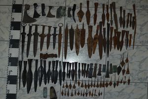 FOTO. A vrut să scoată din România obiecte din patrimoniul naţional. Prins de poliţişti