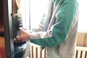 S-a luat la bătaie cu automatul de cafea – Tânăr din Alba Iulia cercetat pentru distrugere. Prejudiciul a fost estimat la 1.000 de lei