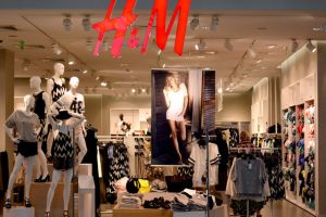Renumitul retailer H&M este în criză! Se pun lacătele pe 170 de magazine