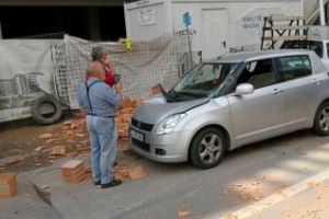 Un palet cu cărămizi a căzut peste o maşină care trecea pe strada Someşului - FOTO EXCLUSIV