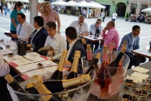 Vinul Moldovei, descoperit şi savurat de către braşoveni