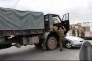 Camion militar implicat intr-un accident rutier. Camionul facea parte dintr-un convoi. Cum s-a petrecut accidentul 