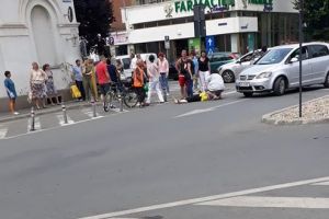 Femeie LOVITĂ de o MAȘINĂ chiar în faţa SPITALULUI. Victima a fost PRELUATĂ de un echipaj SMURD
