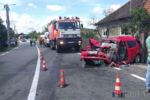 Accident grav pe DN 1: Un bărbat şi o femeie în stare gravă, după ce o maşină s-a ciocnit cu un autocar (FOTO)