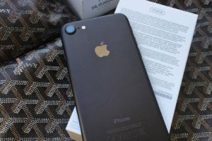 APPLE protejează clienţii iPhone CHIAR ȘI DE POLIȚIE