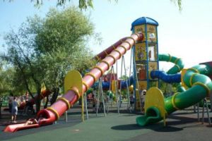 Incident ȘOCANT în Bucureşti! Un copil de un an s-a ELECTROCUTAT într-un PARC. Victima a ajuns la SPITAL 