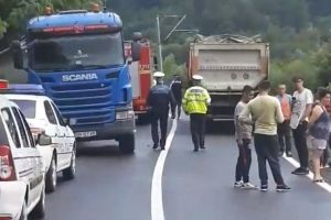 Accident pe DN 17 D, recent modernizat. Circulaţia este temporar blocată (VIDEO)