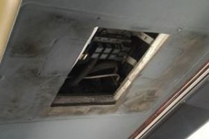 Bataie de joc! Conditii JALNICE in maxi-taxi apartinand Sir Imex SRL: fara aer conditionat, geamuri sparte si lipite cu scotch si defectiuni tehnice