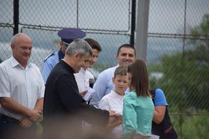 Preotul din Ipoteşti a oferit câte 500 de lei celor mai silitori elevi din comună