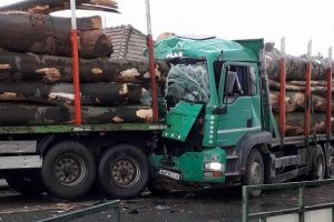 FOTO: Accident rutier în cartierul Miceşti, din Alba Iulia – Tamponare între două TIR-uri încărcate cu lemne