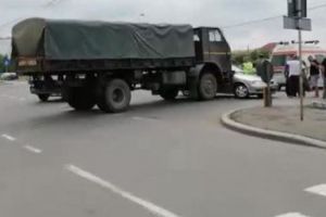 ALERTĂ! Un şofer a intrat cu maşina într-un CONVOI al ARMATEI