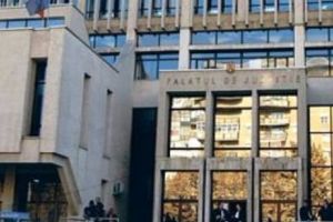 ALERTĂ! Un individ ÎNARMAT a încercat să pătrundă în sediul Judecătoriei Iaşi