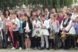 FOTO: Festivitate de închidere a anului de învăţământ la Școala Gimnazială „Singidava” din Cugir. Elevi şi profesori îmbrăcaţi de sărbătoare s-au întâlnit în utima zi de şcoală