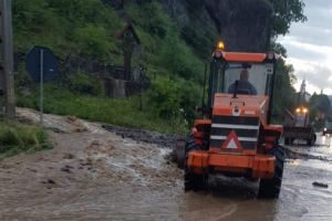 Viitură la Lunca Bradului. Cinci locuinţe izolate