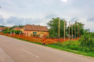 FOTO, VIDEO. Autostrada Sebeş-Turda, lotul 1: Situaţia casei de la Oarda, de pe traseu, care ţine în loc lucrările, aproape rezolvată