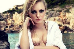 MOMENTE DE GROAZĂ pentru Alexandra Stan! Vedeta, implicată într-un ACCIDENT şi dusă URGENT la spital: „A curs mult SÂNGE”