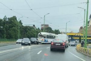 Accident la Podgoria: IMPACT între un MASERATI şi un TRAMVAI (VIDEO)