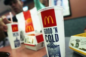 McDonald’s începe inlocuirea paielor din plastic cu unele de hârtie, biodegradabile. Nu şi în România încă.
