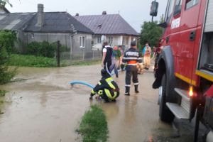 Efectele furtunii în Bistriţa-Năsăud: curţi inundate, podeţe colmatate (FOTO)