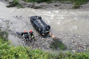 Un autoturism a plonjat de la 9 metri într-un râu la Timişul de Sus