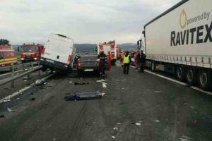 Foto/ Accident MORTAL pe autostrada A1, între Deva şi Simeria: 3 persoane decedate şi 4 rănite