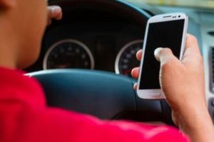 3 luni fără permis dacă folosiţi telefonul la volan