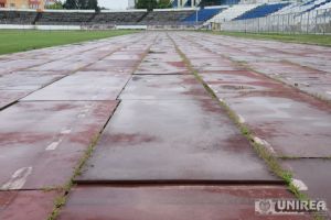 Primul incident grav produs pe pista deteriorată a stadionului din Alba Iulia: o femeie şi-a rupt mâna după ce s-a împiedicat în gropile din tartan