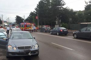 O şoferiţă în vârstă de 20 de ani a intrat în două maşini de pe contrasens
