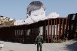 Trump este ACUZAT de faptul că foloseşte o lege care NU EXISTĂ privind separarea copiilor de părinţi