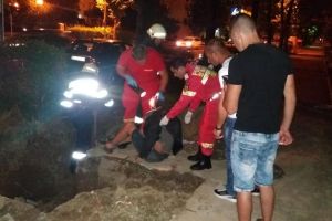 FOTO. Incredibil. Sătmărean căzut într-o groapă săpată de muncitorii de la canalizare