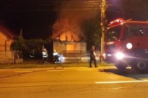FOTOGALERIE. Incendiu la o casă din Satu Mare, după ce proprietarul a adormit cu ţigara aprinsă