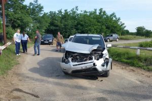 FOTOGALERIE. Maşină lovită de tren în judeţul Satu Mare!