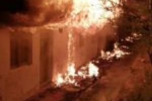 Noapte înflăcărată la Ciudanoviţa! Mai multe locuinţe au fost mistuite de un incendiu violent!