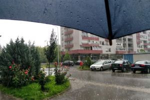 Vreme capricioasă tot weekend-ul în Bihor: averse, descărcări electrice şi, izolat, grindină!