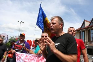 Mişcarea #rezist, la Prefectură. Pentru cine au venit bucureştenii la Bistriţa (FOTO)